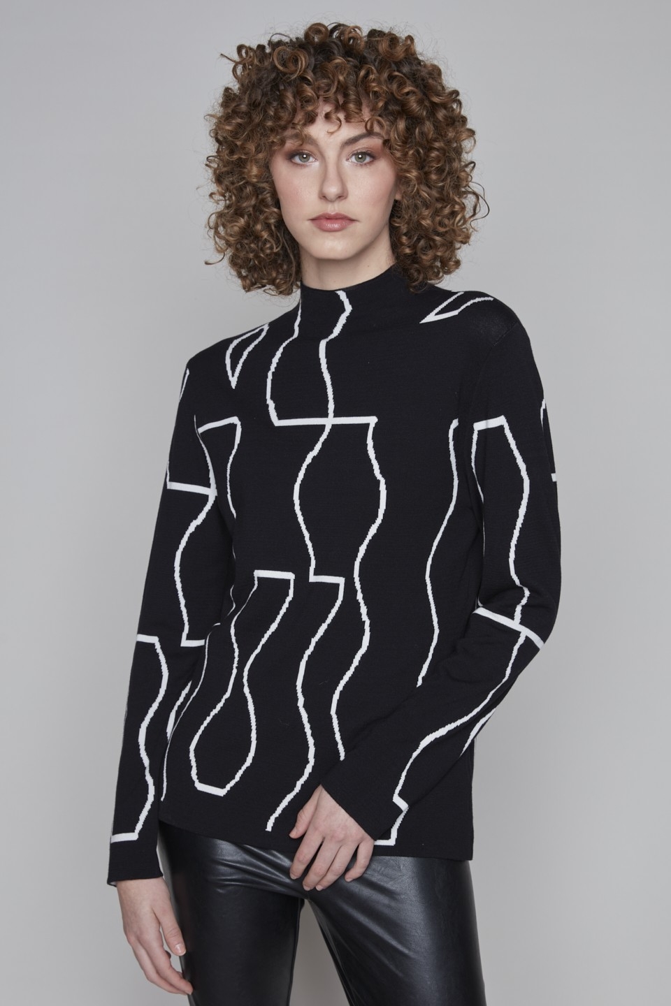 CARRÉ NOIR Pull à motifs et col cheminée